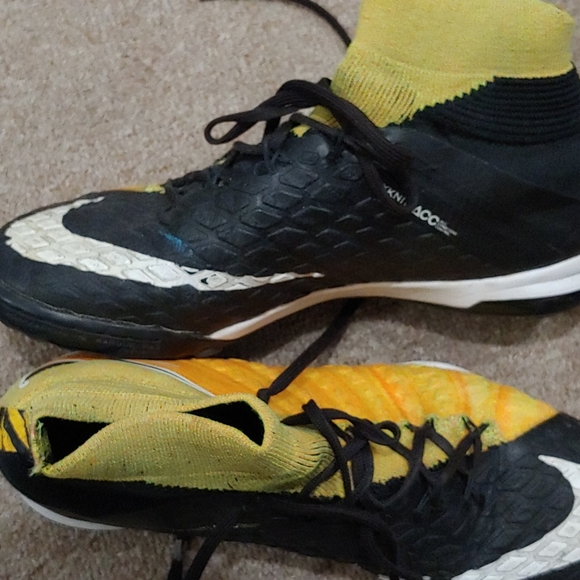 Soccer cleats - Picture 3 of 4